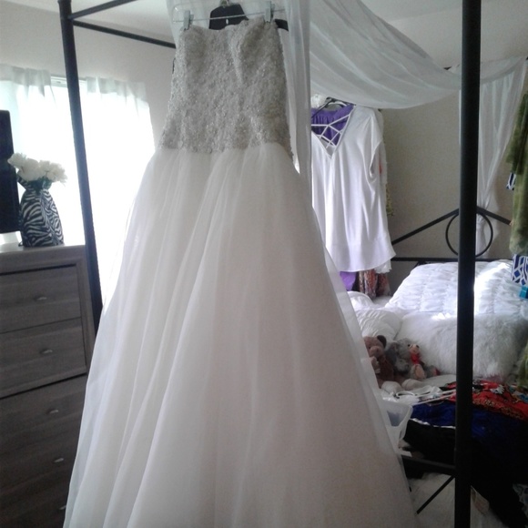 Elegant Wedding Dress - Picture 1 of 1